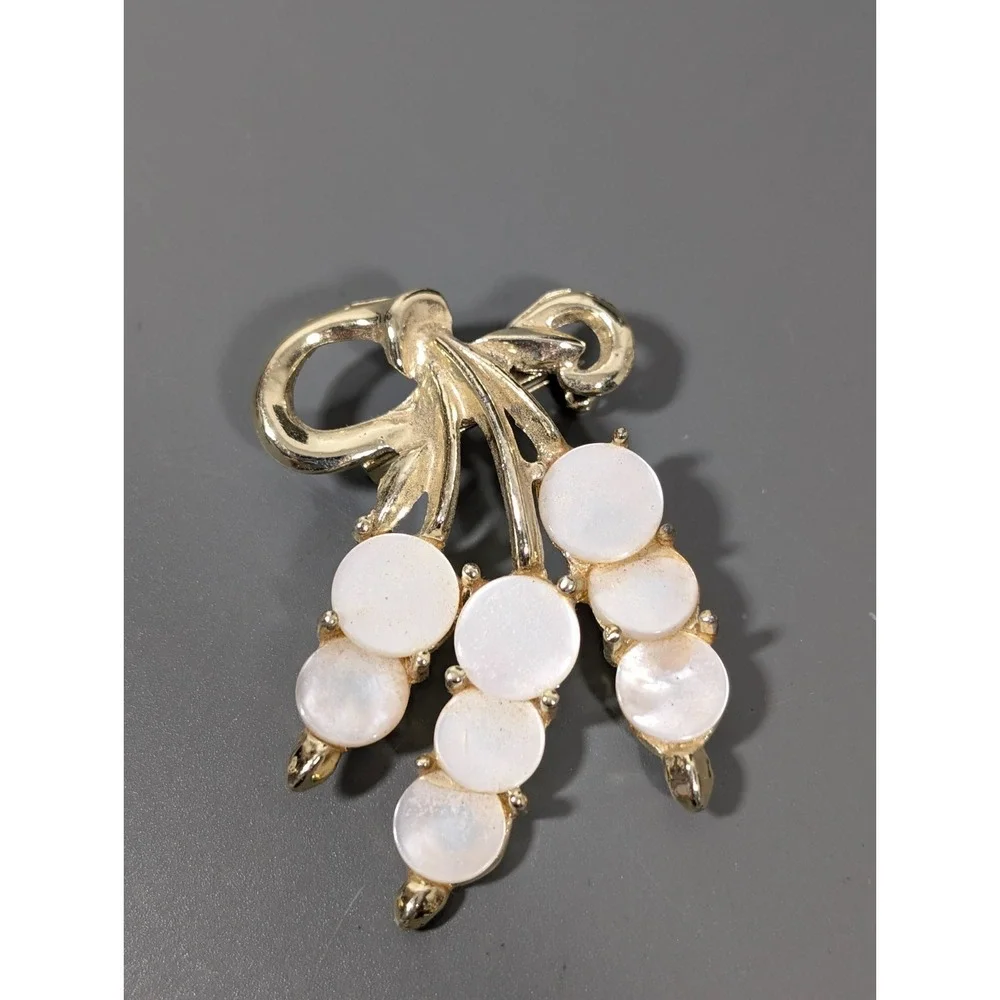 Vintage Gold Tone‎ Bow Ribbon White Lucite MOP Brooch Pin